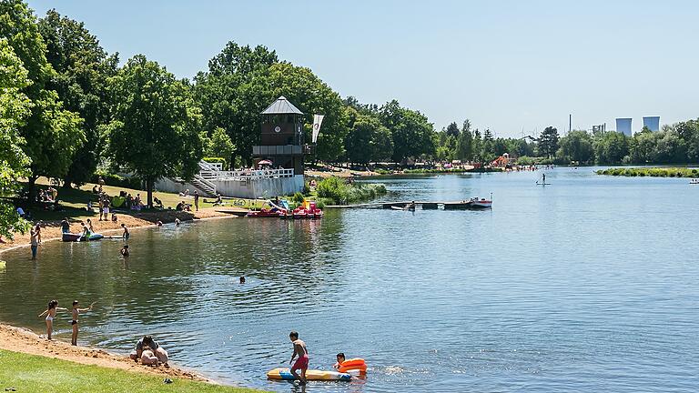 Ein 22-jähriger Student war am Samstagnachmittag bei Schwimmübungen am Schweinfurter Baggersee auf den Grund gesunken. Badegäste retteten den jungen Mann. Das Foto ist eine Archivaufnahme vom Baggersee.&nbsp;