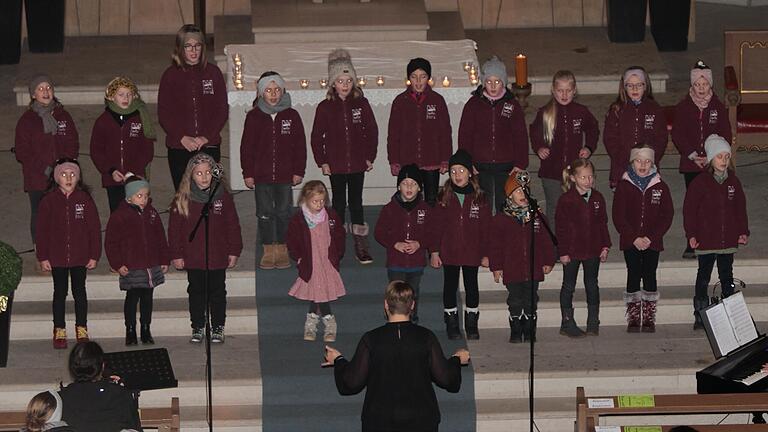 'Lichterkinder' sang der Kinderchor die Wallburgspatzen mit Dirigentin Sonja Scheuring.