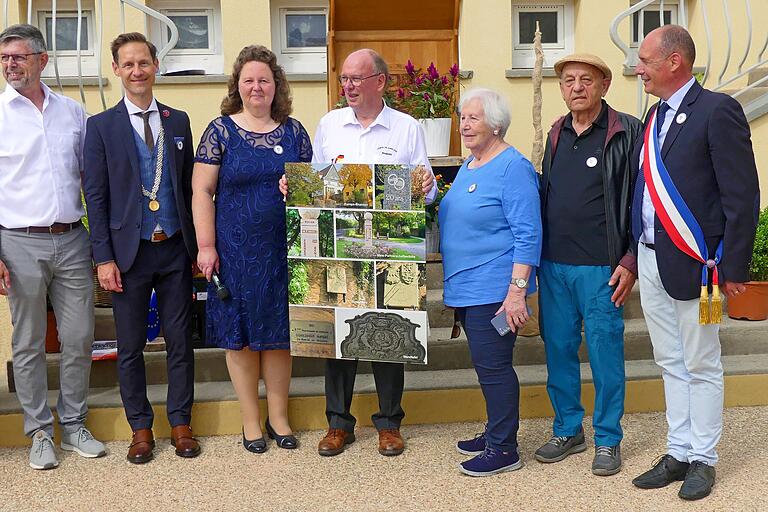 Eine prächtige Collage mit Mamerser Motiven in Gerolzhofen erhielten die Gastgeber als eines von vielen Gastgeschenken. Das Bild zeigt (von links) den Zweiten Komiteepräsidenten, Robert Herbig, Bürgermeister Thorsten Wozniak, Komiteepräsidentin Anja Hümpfner, deren Mamerser Kollegen Jacky Vrammout, Inge und Günter Engert, die die Collage gestaltet haben, sowie Bürgermeister Frédéric Beauchef. Eine prächtige Collage mit Mamerser Motiven in Gerolzhofen erhielten die Gastgeber als eines von vielen Gastgeschenken. Das Bild zeigt (von links) den Zweiten Komiteepräsidenten, Robert Herbig, Bürgermeister Thorsten Wozniak, Komiteepräsidentin Anja Hümpfner, deren Mamerser Kollegen Jacky Vrammout, Inge und Günter Engert, die die Collage gestaltet haben, sowie Bürgermeister Frédéric Beauchef.