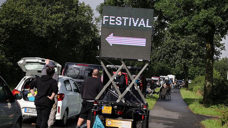 Vor dem Wacken Open Air.jpeg       -  Metal-Fans stehen mit ihren Fahrzeugen in Wacken im Anreisestau. Die Veranstalter bitten darum, nicht mehr anzureisen.