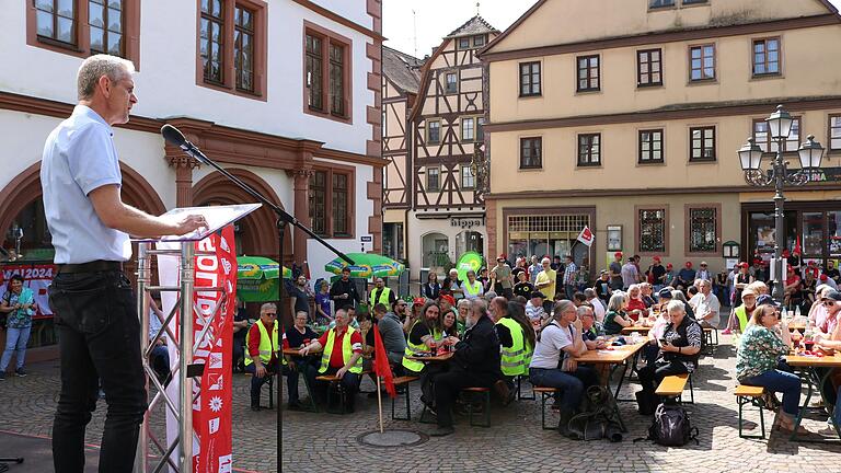 Mit rund 150 Personen gut besucht war die Maikundgebung der Gewerkschaften auf dem Lohrer Marktplatz. Hauptredner war Percy Scheidler, der 1. Bevollmächtigte der IG Metall Aschaffenburg.&nbsp;