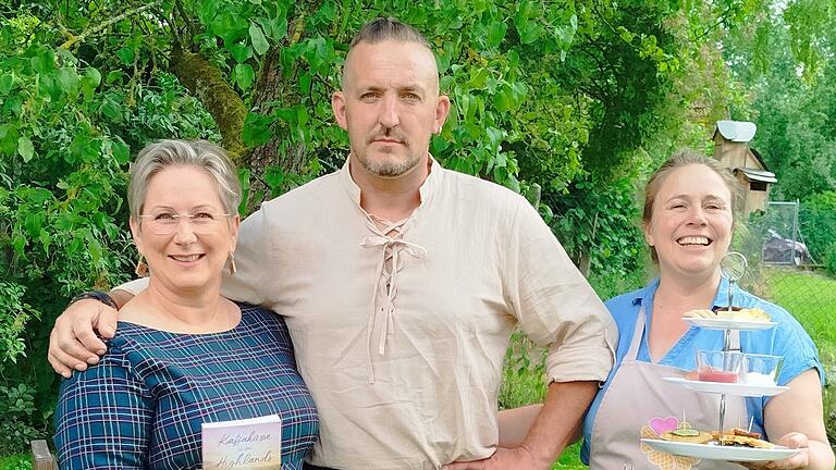 Das Foto zeigt Autorin Sina Grave, den 'Highlander' Marcel Schumann und Melanie Müller vom Naturling Café.