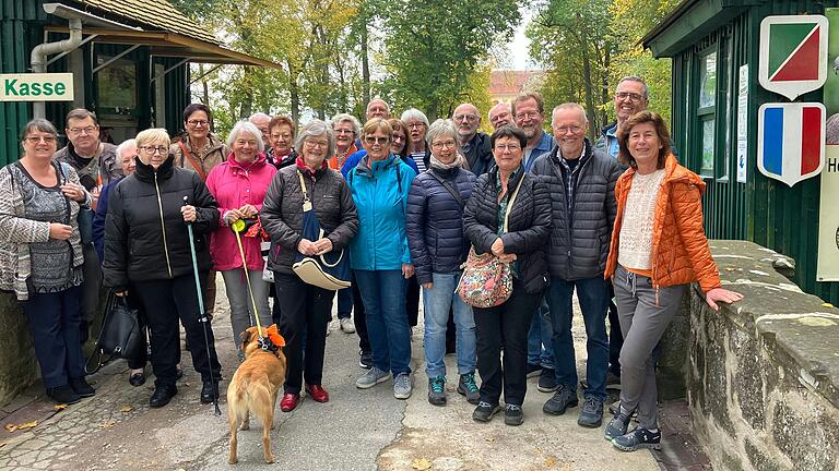 Gäste aus Colleville-Montgomery mit ihren Gastfamilien beim Besuch vor Schloss Schillingsfürst.