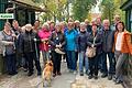 Gäste aus Colleville-Montgomery mit ihren Gastfamilien beim Besuch vor Schloss Schillingsfürst.