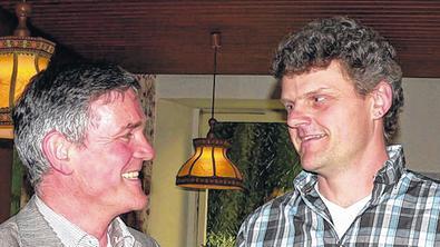 Bürgermeister Peter Kornell gratuliert dem Ortssprecher Holger Scheidig.