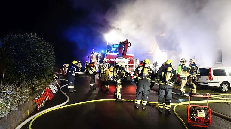 Brand in Wiesentheid - Am Sonntagmorgen brannten Kellerräume eines Wiesentheider Wohnhauses. Die Polizei ermittelt wegen Brandstiftung und eines versuchten Tötungsdelikts Brand in Wiesentheid - Am Sonntagmorgen brannten Kellerräume eines Wiesentheider Wohnhauses. Die Polizei ermittelt wegen Brandstiftung und eines versuchten Tötungsdelikts