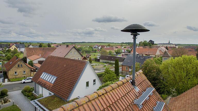 Zusätzlich zum Alarm per Sirene (auf dem Symbolbild die auf dem Lülsfelder Feuerwehrhaus) oder Funkmeldeempfänger lassen sich Feuerwehrleute auch per Handy alarmieren. Zusätzlich zum Alarm per Sirene (auf dem Symbolbild die auf dem Lülsfelder Feuerwehrhaus) oder Funkmeldeempfänger lassen sich Feuerwehrleute auch per Handy alarmieren.
