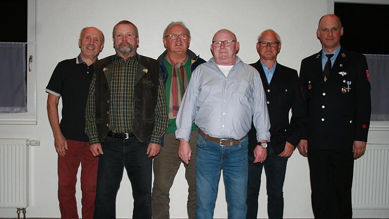 Klaus Voll (von links), Erich Endres, Gerhard Herold, Gerhard Müller und Harald Voll sind seit vielen Jahrzehnten Mitglieder der Freiwilligen Feuerwehr Gefäll. Vorsitzender Marko Wehner gratulierte.       -  Klaus Voll (von links), Erich Endres, Gerhard Herold, Gerhard Müller und Harald Voll sind seit vielen Jahrzehnten Mitglieder der Freiwilligen Feuerwehr Gefäll. Vorsitzender Marko Wehner gratulierte.