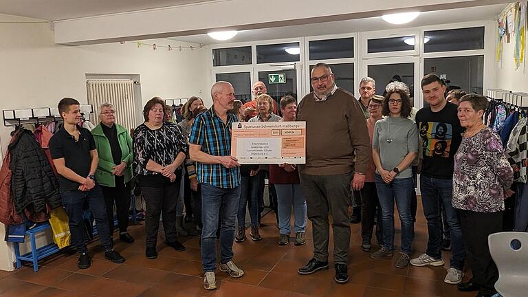 Im Bild: Sängerinnen und Sänger des Gesangvereins. Am Scheck Vorstand Karl Haag und Herr Peschel.