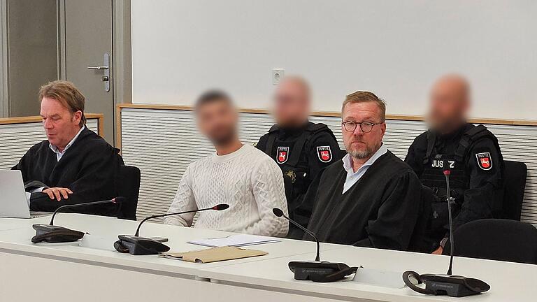 Lebenslange Haft für Rachemord in der Schweiz       -  Kopfschüttelnd hörte sich der Angeklagte das Urteil gegen ihn an.