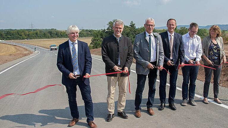 Am Montag durchschnitten Manfred Rott vom Staatlichen Bauamt Schweinfurt, MdL Steffen Vogel, Bürgermeister Günther Werner, der stellvertretende Landrat Michael Ziegler, Andreas Baur von BaurConsult und MdL Kathi Petersen (von links) offiziell das Band und übergaben die neue Verbindungsstraße vom Gewerbegebiet Ost in Haßfurt zur Kreisstraße HAS 10 dem Verkehr.