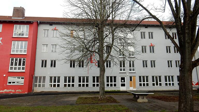 Blick aus dem Hof auf die ehemaligen Jugendherberge an der Niederwerrner Straße.