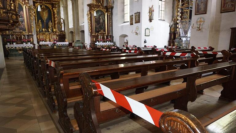 In der Klosterkirche am Kreuzberg bieten die Franziskaner zwei neue  Angebote an. Stille eucharistische Anbetung an jedem ersten Freitag im  Monat. Ab sofort können Gebetsanliegen in der Kirche hinterlegt oder  online an die Franziskaner gesendet werden. Das Angebot gilt für alle  Menschen, die Unterstützung im Gebet und ihren Anliegen wünschen. Foto:  Marion Eckert       -  In der Klosterkirche am Kreuzberg bieten die Franziskaner zwei neue  Angebote an. Stille eucharistische Anbetung an jedem ersten Freitag im  Monat. Ab sofort können Gebetsanliegen in der Kirche hinterlegt oder  online an die Franziskaner gesendet werden. Das Angebot gilt für alle  Menschen, die Unterstützung im Gebet und ihren Anliegen wünschen. Foto:  Marion Eckert