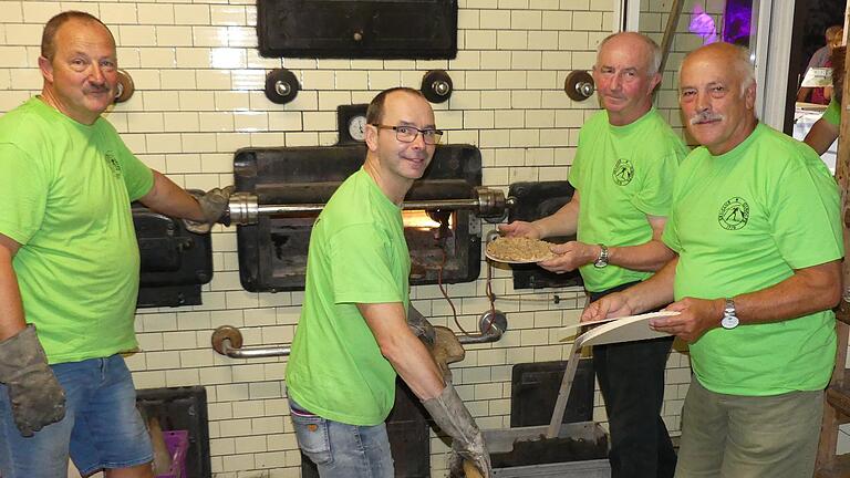 Leckerer Zwiebelploatz: Das Ginolfser Backhaus wird wie beim Backhausfest das Zentrum der Feierlichkeiten zum 750-jährigen Bestehen bilden.