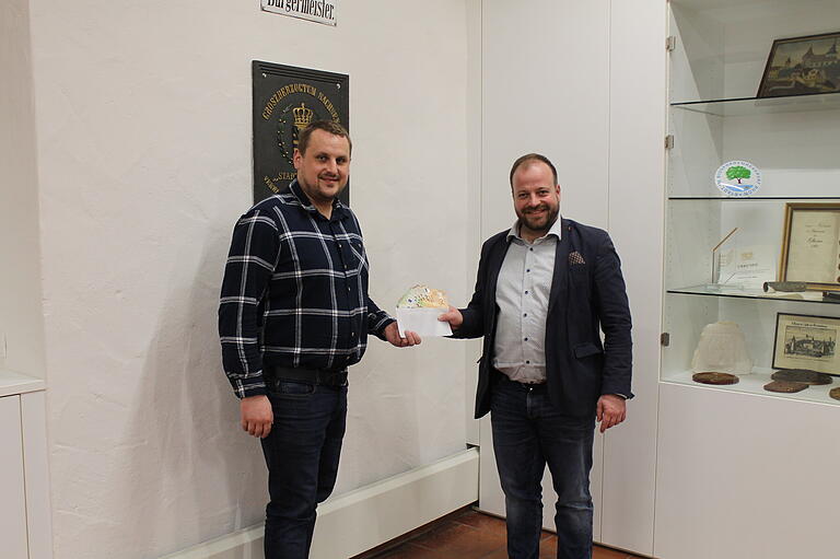 Stadtrat und Bauunternehmer Julian Lörzel (links) übergab Bürgermeister Steffen Malzer eine Spende in Höhe von 3500 Euro für die Kinder- und Jugendarbeit der Stadt Ostheim. Stadtrat und Bauunternehmer Julian Lörzel (links) übergab Bürgermeister Steffen Malzer eine Spende in Höhe von 3500 Euro für die Kinder- und Jugendarbeit der Stadt Ostheim.