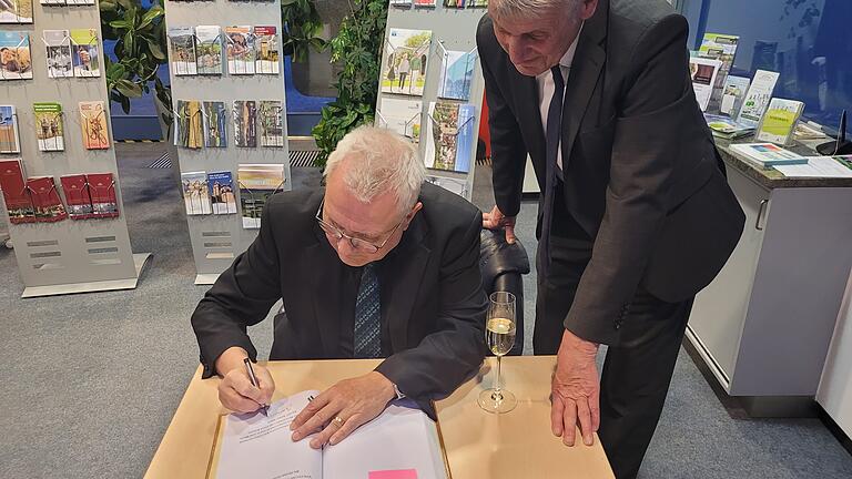 Pfarrer Gerd Kirchner hat die Stadtplakette in Gold von Bad Brückenau bekommen       -  Der ehemalige Stadtpfarrer trug sich auch ins Goldene Buch der Stadt Bad Brückenau ein.