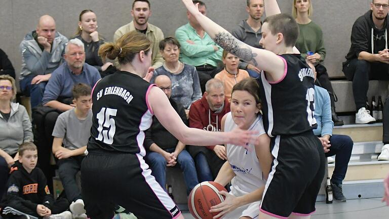 Basketball-Bezirksfinale bei der SG Oerlenbach       -  Szene aus dem Pokalfinale zwischen der SG Oerlenbach/Ebenhausen (weiße Trikots) und dem SV Erlenbach.