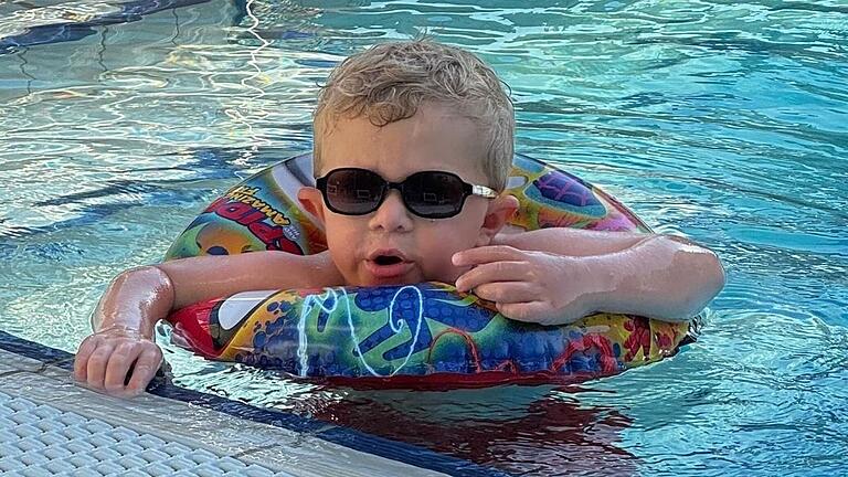 Der kleine Leo aus Untereisenheim im Urlaub in Italien. Leider hat sein Körper die Stammzellenspende abgestoßen und er muss weiter gegen die Leukämie kämpfen.