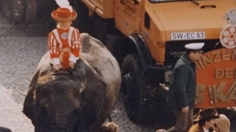 Gardemädchen Nancy Steinert durfte beim Schweinfurter Faschingszug 1987 auf dem Elefanten reiten.&nbsp;