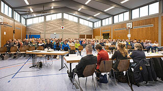 Infoveranstaltung in Himmelstadt zur geplanten Geflüchtetenunterkunft       -  Rund 300 Menschen besuchen am 07.04.25 die Informationsveranstaltung in der Mehrzweckhalle in Himmelstadt zur geplanten und umstrittenen Unterkunft für Geflüchtete. Zum Diskussionsabend wurden auch Vertreter der Politik, der Regierung und der Polizei geladen.
