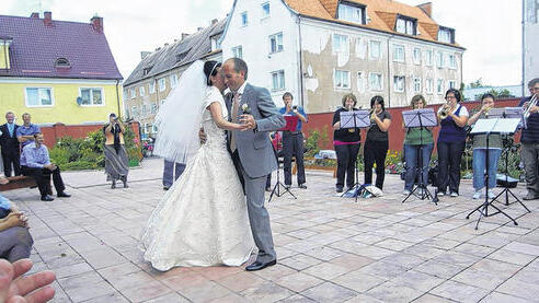 Einer der zahlreichen Höhepunkte der Russland-Reise: Der Dorfchor Irmelshausen-Höchheim spielte auf einer Hochzeit in Kaliningrad, dem früheren Königsberg, auf.