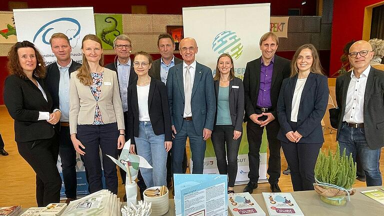 Die Akteure der 2. Klimakonferenz mit (von links) Moderatorin Dr. Sabine Hafner, Energieberater Bastian Bulheller, die neue Klimamanagerin Nora Gnilke, Max Schön (ehemaliger Präsident Club of Rome), Petra Sommer, Marco Siller, Landrat Wilhelm Schneider, Regionalmanagerin Sonja Gerstenkorn, Prof. Dr. Michael Sterner, Lisa Kötting und Gunther Hackner. Die Akteure der 2. Klimakonferenz mit (von links) Moderatorin Dr. Sabine Hafner, Energieberater Bastian Bulheller, die neue Klimamanagerin Nora Gnilke, Max Schön (ehemaliger Präsident Club of Rome), Petra Sommer, Marco Siller, Landrat Wilhelm Schneider, Regionalmanagerin Sonja Gerstenkorn, Prof. Dr. Michael Sterner, Lisa Kötting und Gunther Hackner.