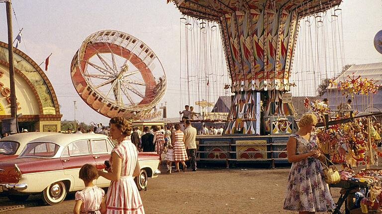 Das Schweinfurter Volksfest gibt es seit 1909. Im Jahr 1959 fand es zum letzten Mal auf der Maininsel am Bleichrasen statt, danach auf dem Volksfestplatz. Im Buch 'Schweinfurt im Wandel' von Peter Hofmann sind Fotos wie dieses vom letzten Fest 1959 auf der Maininsel zu finden. Das Schweinfurter Volksfest gibt es seit 1909. Im Jahr 1959 fand es zum letzten Mal auf der Maininsel am Bleichrasen statt, danach auf dem Volksfestplatz. Im Buch 'Schweinfurt im Wandel' von Peter Hofmann sind Fotos wie dieses vom letzten Fest 1959 auf der Maininsel zu finden.