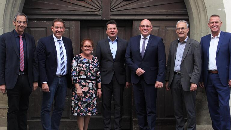 Sitzung der AG Fränkische Oberbürgermeister in Kitzingen (von links): Thomas Nowak (3. Bürgermeister Coburg), Markus Braun (OB Fürth), Marion Schäfer-Blake (3. Bürgermeisterin Würzburg), Harald Fichtner (OB Hof), Oliver Weigel (OB Marktredwitz), Walter Hartl (OB Rothenburg ob der Tauber), Siegfried Müller (OB Kitzingen) Sitzung der AG Fränkische Oberbürgermeister in Kitzingen (von links): Thomas Nowak (3. Bürgermeister Coburg), Markus Braun (OB Fürth), Marion Schäfer-Blake (3. Bürgermeisterin Würzburg), Harald Fichtner (OB Hof), Oliver Weigel (OB Marktredwitz), Walter Hartl (OB Rothenburg ob der Tauber), Siegfried Müller (OB Kitzingen)