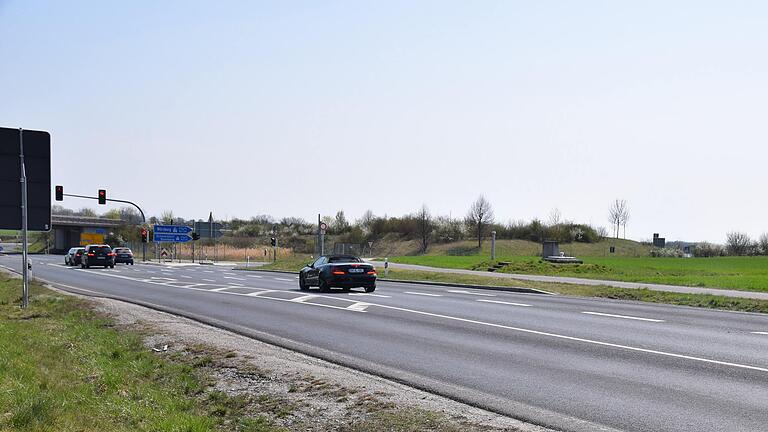 An der Auffahrt zur A 71 bei Euerbach wird die Suedlink-Trasse die B 303 von Norden her unterqueren.