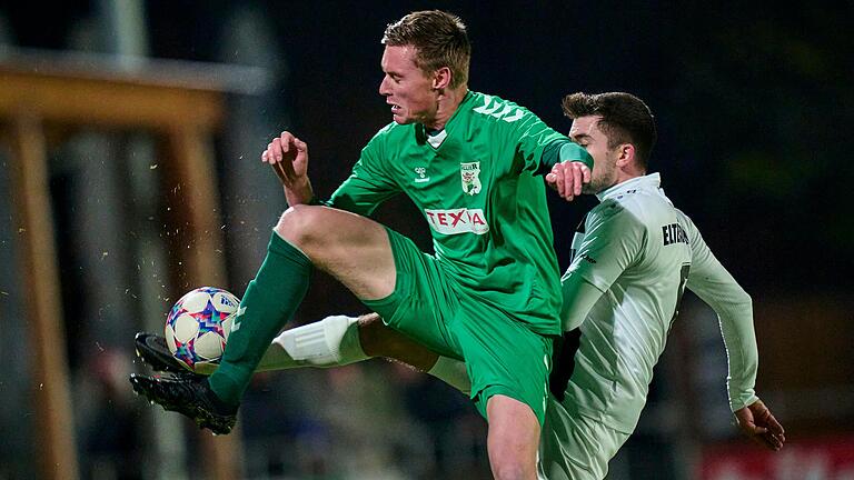 Traf vom Punkt zum Ausgleich: Tim Strohmenger (vorne, hier im November 2022 im Zweikampf mit Niclas Egerer vom SC Eltersdorf) sicherte dem TSV Großbardorf einen Zähler gegen Eintracht Bamberg. Traf vom Punkt zum Ausgleich: Tim Strohmenger (vorne, hier im November 2022 im Zweikampf mit Niclas Egerer vom SC Eltersdorf) sicherte dem TSV Großbardorf einen Zähler gegen Eintracht Bamberg.