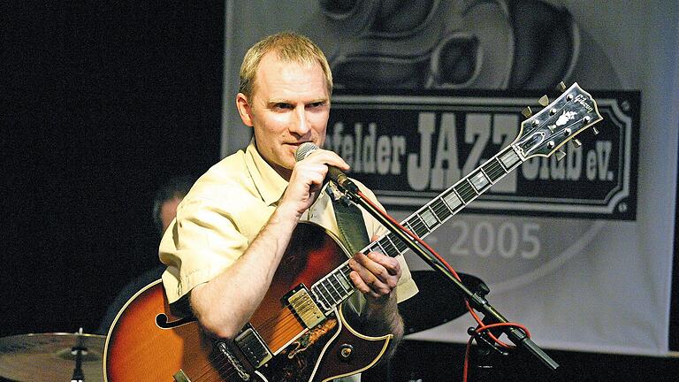 Michael Arlt begleitet an der Gitarre. - Michael Arlt begleitet an der Gitarre. Michael Arlt begleitet an der Gitarre. - Michael Arlt begleitet an der Gitarre.