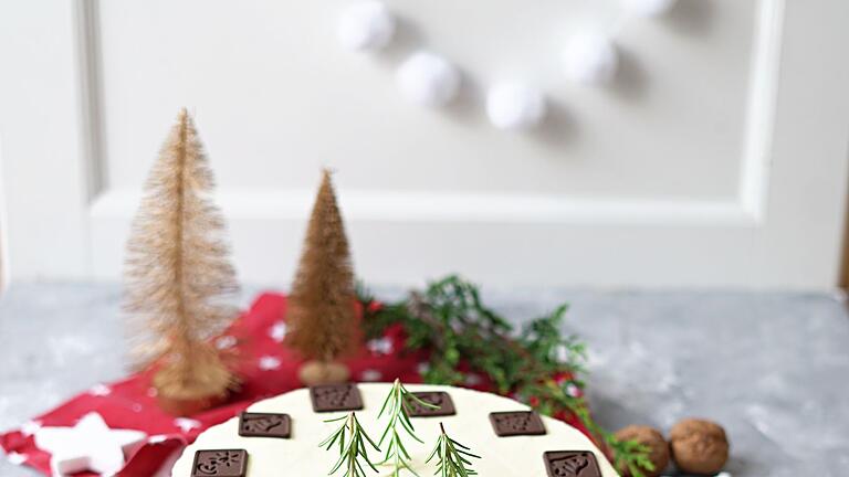 Weihnachtstorte mit Zebraboden und Apfelfüllung - Schokodekor und Rosmarinzweige geben der Weihnachtstorte mit gestreiftem Boden und fruchtig-cremiger Füllung den letzten Schliff. Weihnachtstorte mit Zebraboden und Apfelfüllung - Schokodekor und Rosmarinzweige geben der Weihnachtstorte mit gestreiftem Boden und fruchtig-cremiger Füllung den letzten Schliff.