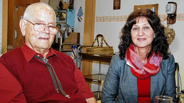 Glückwünsche zum 90.: Bürgermeisterin Helga Schmidt-Neder gratulierte Albert Furth zum Geburtstag.