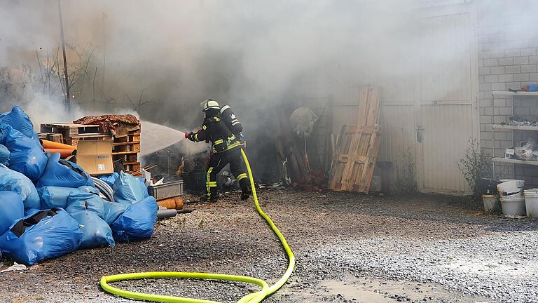 Einsatz für die Feuerwehr Schonungen: An einer Lagerhalle stand ein Stapel Paletten in Brand. Einsatz für die Feuerwehr Schonungen: An einer Lagerhalle stand ein Stapel Paletten in Brand.