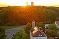 Der Auenwald 'Elmuß': Nur knapp 50 Meter Luftlinie trennt das Röthleiner Rathaus im Vordergrund vom Grafenrheinfelder Naturschutzgebiet. Im Hintergrund die beiden Kühltürme mit der untergehenden Sonne. Geht dieser ungewöhnlich nahe Grenzverlauf auf zwei untreue Siebener zurück?