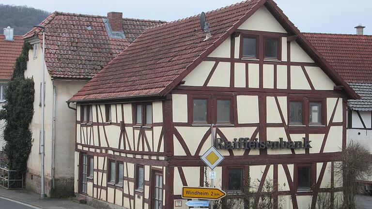 Die ehemalige Raiffeisenbank und das Nachbargebäude sollen ebenfalls abgerissen werden. - Die ehemalige Raiffeisenbank und das Nachbargebäude sollen ebenfalls abgerissen werden. Die ehemalige Raiffeisenbank und das Nachbargebäude sollen ebenfalls abgerissen werden. - Die ehemalige Raiffeisenbank und das Nachbargebäude sollen ebenfalls abgerissen werden.