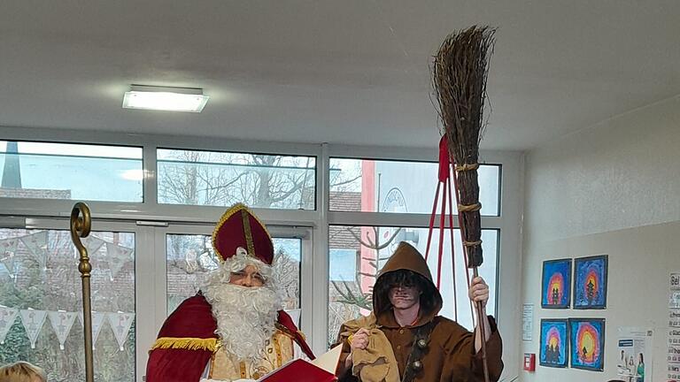 Mit Musik, Gesang und Gedichten wurden Knecht Ruprecht und Bischof Nikolaus am Freitag in der Aula der Grundschule Wasserlosen von 80 Schülerinnen und Schülern begrüßt.