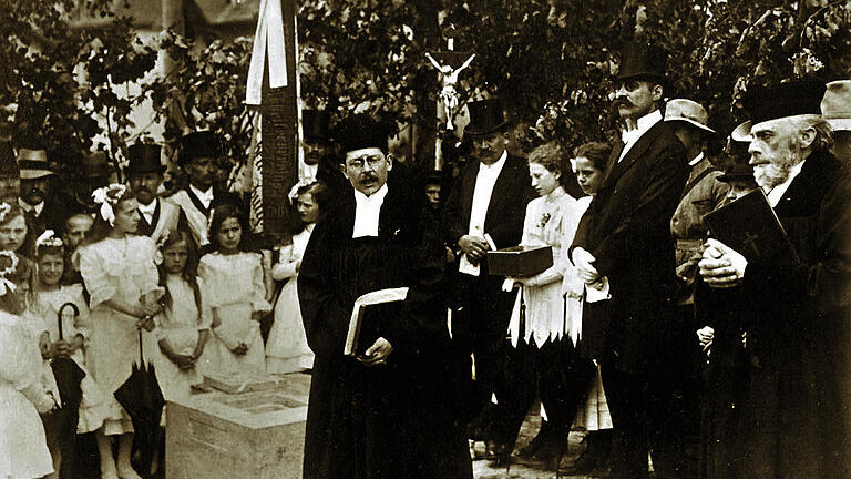 9. Juni 1912: Hilfsprediger Friedrich Fuchs bei der Grundsteinlegung für die Kirche St. Paul in Heidingsfeld. 9. Juni 1912: Hilfsprediger Friedrich Fuchs bei der Grundsteinlegung für die Kirche St. Paul in Heidingsfeld.