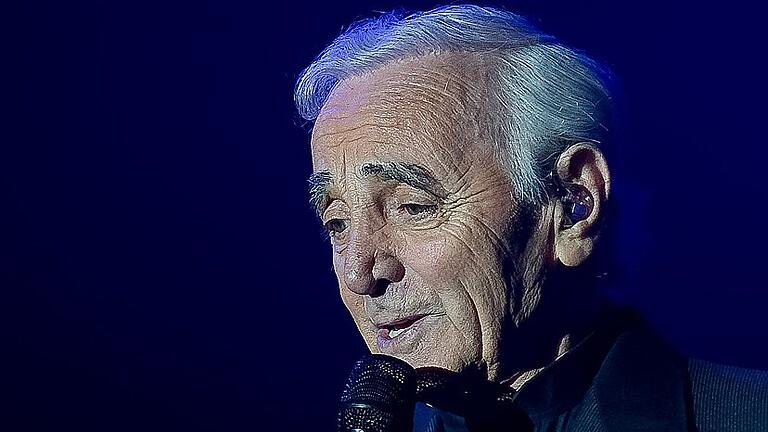 FRANCE-MUSIC-AZNAVOUR-OBIT - Unverwechselbar: Charles Aznavour – hier bei einem Auftritt vor sieben Jahren in Frankreich FRANCE-MUSIC-AZNAVOUR-OBIT - Unverwechselbar: Charles Aznavour – hier bei einem Auftritt vor sieben Jahren in Frankreich