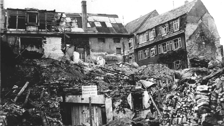 Die Kaiserstraße nach dem Bombenangriff.