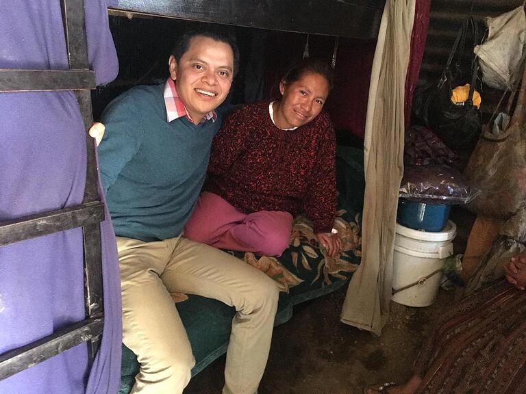 Lockdown auf engstem Raum: Schulleiter Julio Garcias mit Delia, alleinerziehende Mutter von drei Kindern, in deren Wohnung, vor Ausbruch der Corona-Krise in Guatemala. Lockdown auf engstem Raum: Schulleiter Julio Garcias mit Delia, alleinerziehende Mutter von drei Kindern, in deren Wohnung, vor Ausbruch der Corona-Krise in Guatemala.