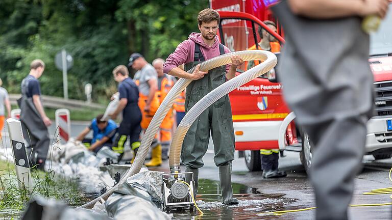 Hochwasser-Einsatz der Feuerwehr im Juli 2021 in Volkach: Der Landkreis überlegt, wie er seine 103 Wehren besser für solche Einsätze rüsten kann. Hochwasser-Einsatz der Feuerwehr im Juli 2021 in Volkach: Der Landkreis überlegt, wie er seine 103 Wehren besser für solche Einsätze rüsten kann.