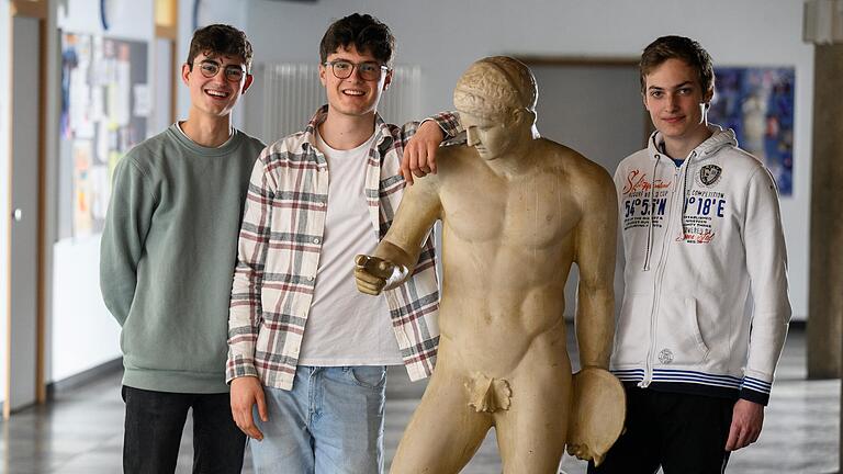 Sind überzeugte Latein-Abiturienten: (von links) Emil Schneller, Edwin Gerhardt und Hieronymus Kuttenkeuler mit der nachgebildeten antiken Statue eines Diskuswerfers am Wirsberg-Gymnasium in Würzburg. Sind überzeugte Latein-Abiturienten: (von links) Emil Schneller, Edwin Gerhardt und Hieronymus Kuttenkeuler mit der nachgebildeten antiken Statue eines Diskuswerfers am Wirsberg-Gymnasium in Würzburg.