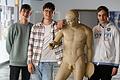 Sind überzeugte Latein-Abiturienten: (von links) Emil Schneller, Edwin Gerhardt und Hieronymus Kuttenkeuler mit der nachgebildeten antiken Statue eines Diskuswerfers am Wirsberg-Gymnasium in Würzburg.