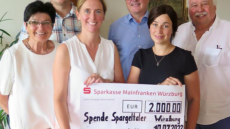 Bei der Spendenübergabe: Bürgermeisterin Judith Roth-Jörg, die Wirte Frank und Edith Kulinna mit Sohn Lukas und dessen Frau Christina, die in den Weinstuben mitverantwortlich sind, rechts Rundfunkmoderator Elmar Marquardt. Er hat die Aktion mitbegründet hat. Bei der Spendenübergabe: Bürgermeisterin Judith Roth-Jörg, die Wirte Frank und Edith Kulinna mit Sohn Lukas und dessen Frau Christina, die in den Weinstuben mitverantwortlich sind, rechts Rundfunkmoderator Elmar Marquardt. Er hat die Aktion mitbegründet hat.