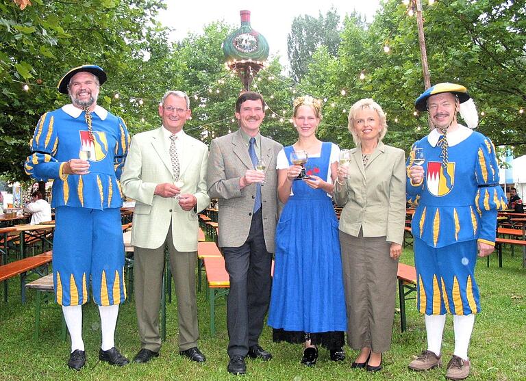 Das Obervolkacher Weinfest 2002 eröffneten Landsknecht Willi Bedenk, Weinfestleiter Manfred Krapp, Bürgermeister Peter Kornell, Weinprinzessin Sabine Erhard, Landrätin Tamara Bischof und Landsknecht Michael Staudt (von links).