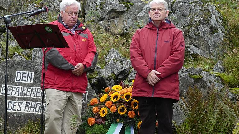 Rhönklub-Präsident Jürgen Reinhardt (links) und Vizepräsident Bernd Günder (rechts) legten am Ehrenmal den Kranz nieder. Marion Eckert       -  Rhönklub-Präsident Jürgen Reinhardt (links) und Vizepräsident Bernd Günder (rechts) legten am Ehrenmal den Kranz nieder. Marion Eckert