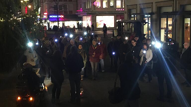 Rund 40 Menschen setzten am Abend vor dem Würzburger Dom ein Zeichen gegen sexuellen Missbrauch.