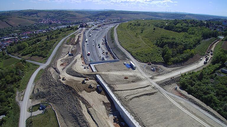 Luftbilder vom Bau des Katzenbergtunnels im Zuge der A3 bei Würzburg. Es ist bereits zu erkennen, wo bald wieder der Untere Kaulweg (links) über den dann zugeschütteten Tunnel zur Kopenhagener Straße (rechts) am Heuchelhof führen wird. Auf der Tunneldecke sollen Naherholungsangebote eingerichtet werden.