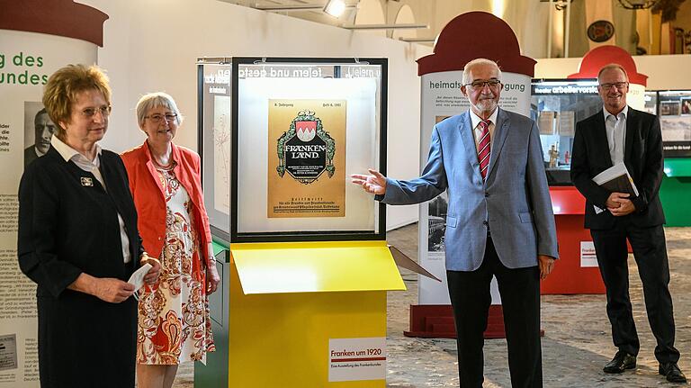 Vorstellung der Jubiläumsausstellung 'Franken um 1920' des Frankenbunds im Museum für Franken in Würzburg (von links): Ausstellungskuratorin Evelyn Gillmeister-Geisenhof, Geschäftsführerin Christine Bergerhausen, Vorsitzender Paul Beinhofer und Museumsdirektor Jörg Meißner.